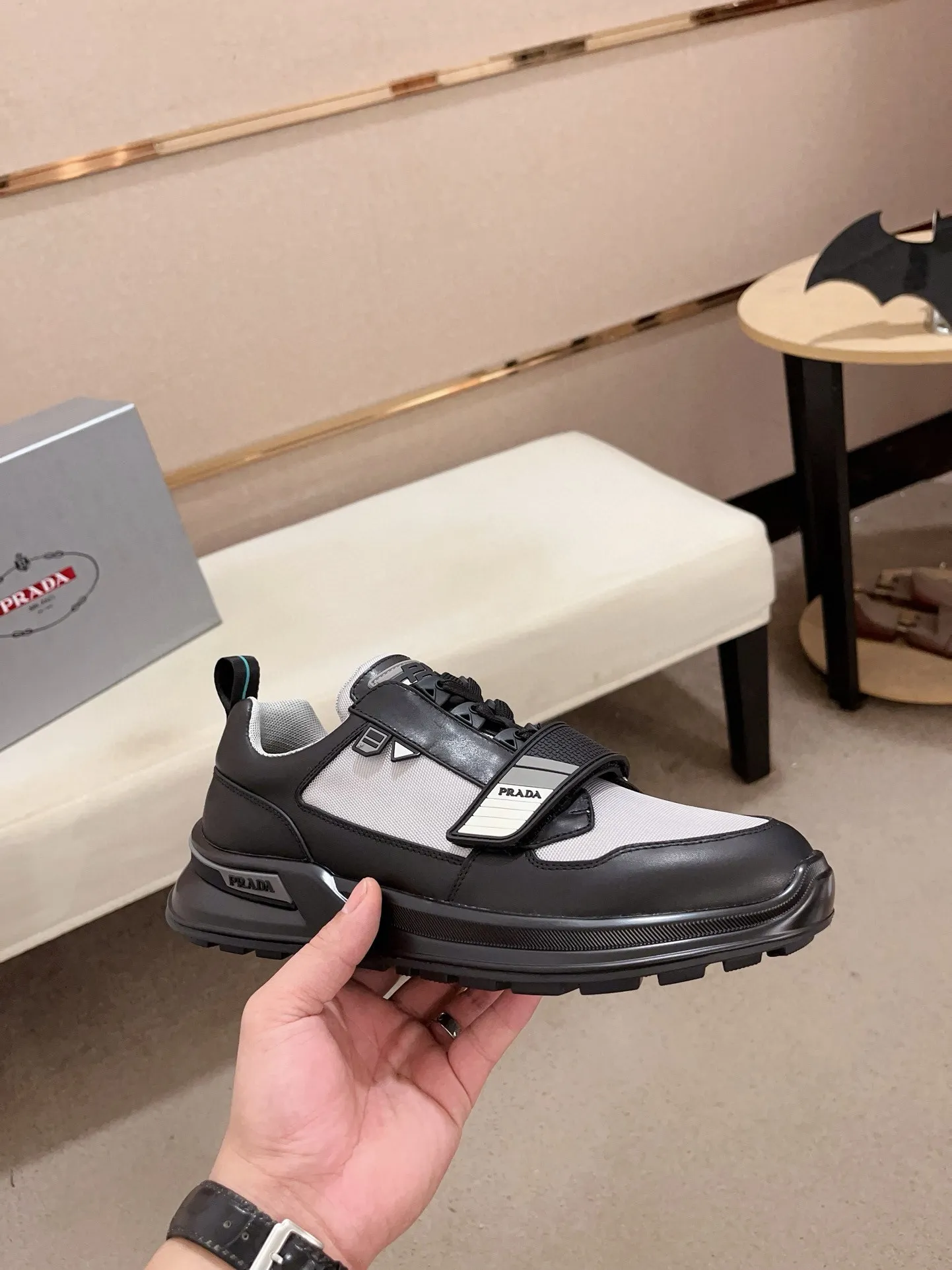 Factory price 620💰 ✔️✔️✔️Higher version High-quality new PRADA (Prada) counters are launched simultaneously. New men's shoes and 😘fabric are made of high-tech glue-spraying technology. Lining: Full cowhide lining. 👍🏿 High-end ☄️ air-cushion molded anti-slip rubber outsole, exquisite lines, simple and elegant, comfortable and high-end for leisure travel. Code number: 38 to 44 (45 is custom-made and cannot be returned or exchanged)